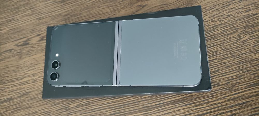 Vand Samsung Galaxy Z Flip 5, Graphite