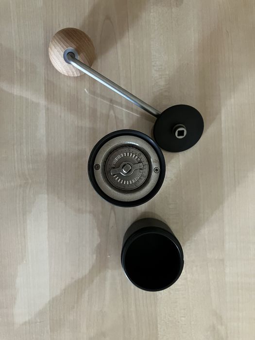 Vând râșniță manuală cafea Kingrinder P1 – stare excelentă