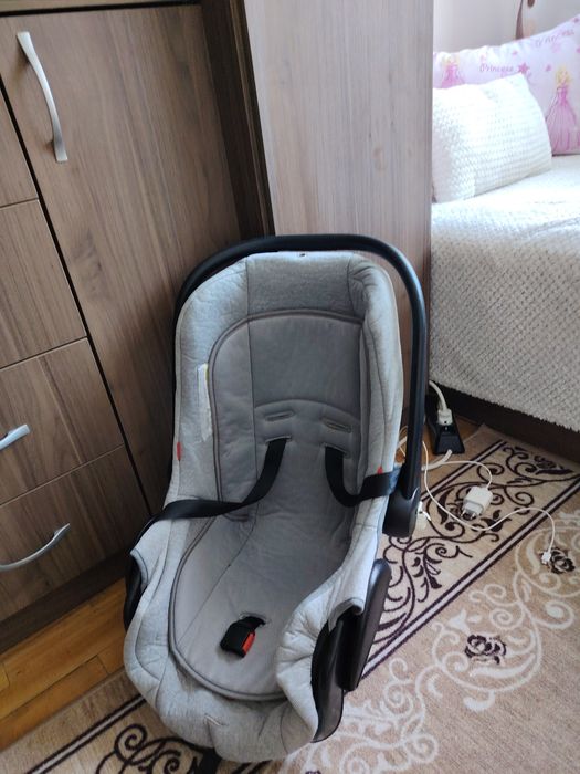 Продавам детско, бебешко столче за кола.