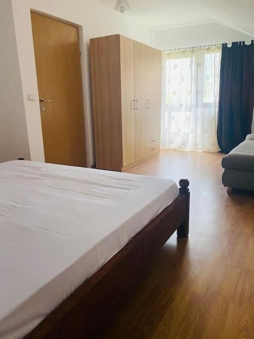 Inchiriez casa de vacanta Valea Doftanei