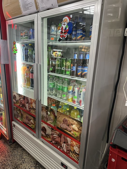 Vand vitrina frigorifica cu usi de sticla si sertare pentru diverse