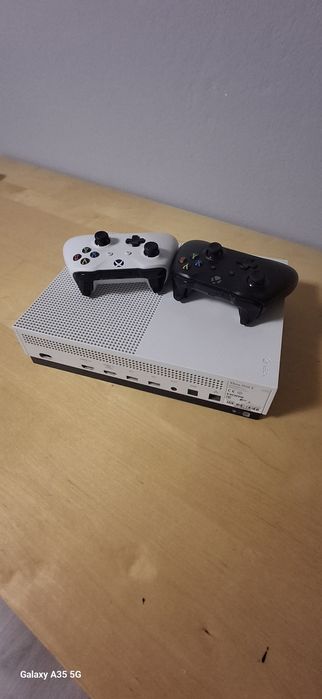 Vând xbox one s 1TB perfect nu pun la curier...