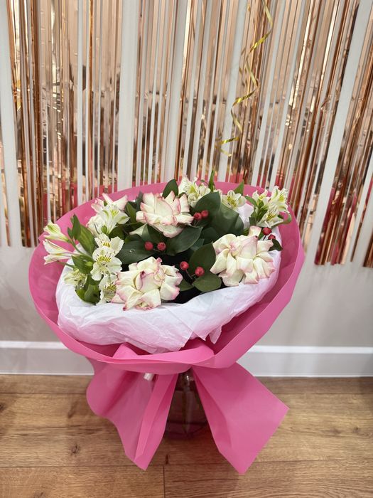 Букет цветов из альстромерий и роз