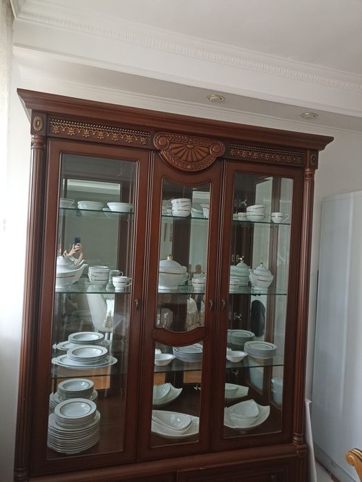 Продается сервант в хорошем состоянии