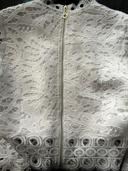 Бяла блуза с цип