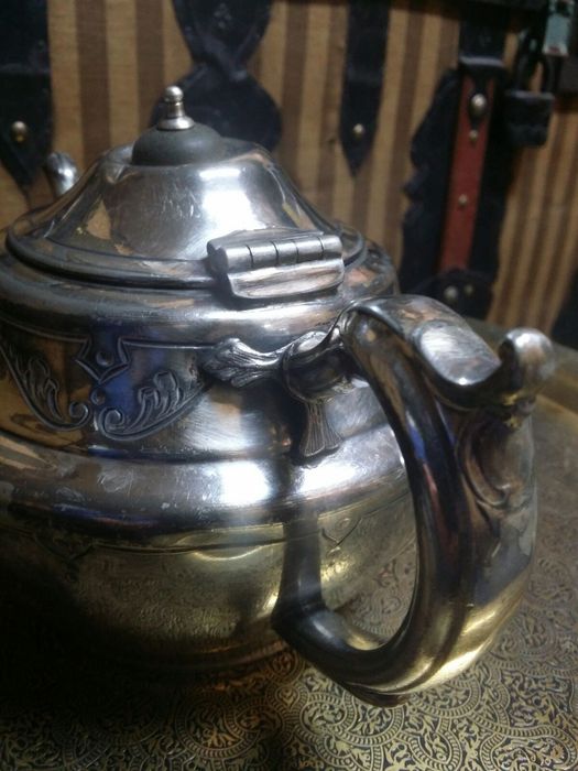 Стар посребрен чайник.