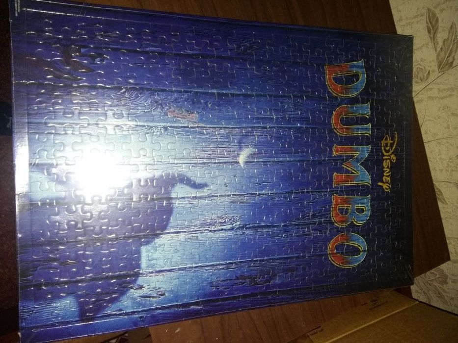 Продавам пъзел, карти за игра и значка „Дъмбо”