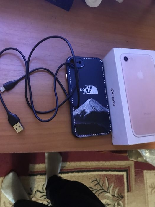 Продам Айфон 7 В хорошем состояние в комплекте