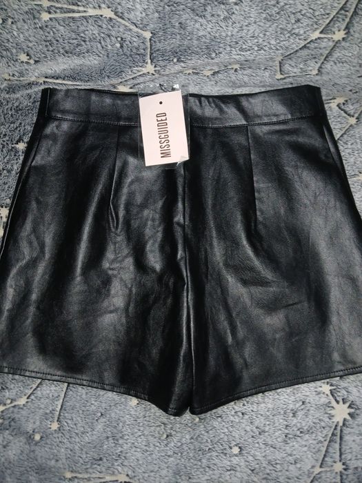 Pantaloni scurti din imitație piele