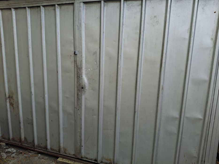 Продавам бетонен  и метален гараж.