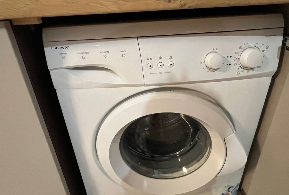 Продавам работеща пералня Crown слим модел