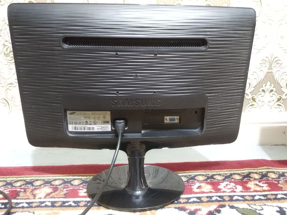 Samsung monitor sotiladi
