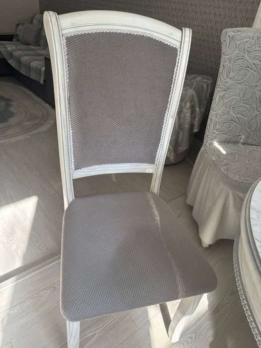 Продается комплект стол и стулья (чехлы на стулья в подарок )