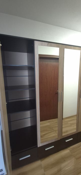 Гардероб с четири врати