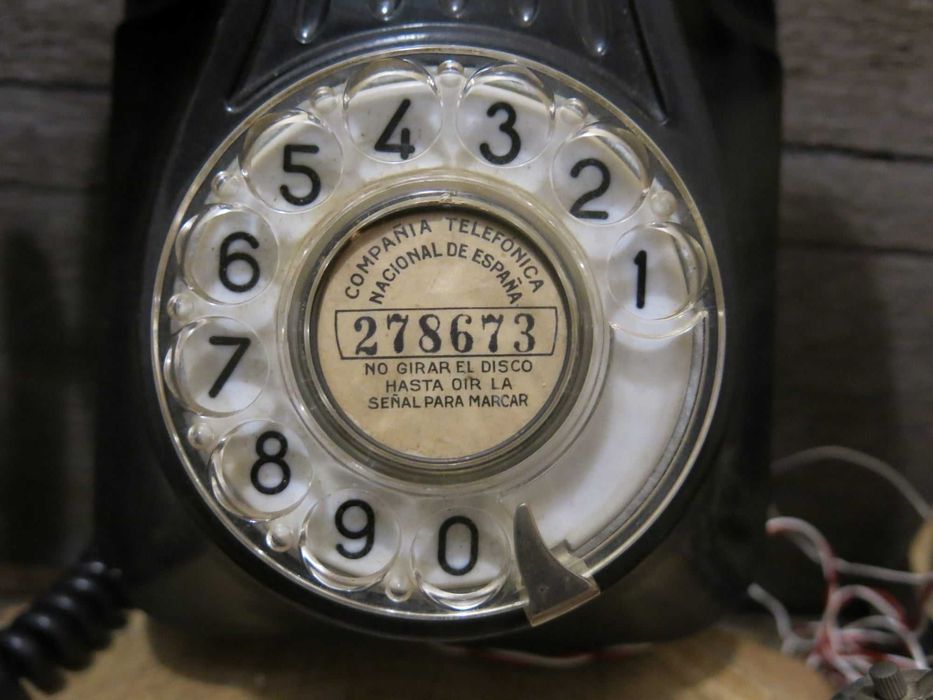 Бакелитен телефон за стена