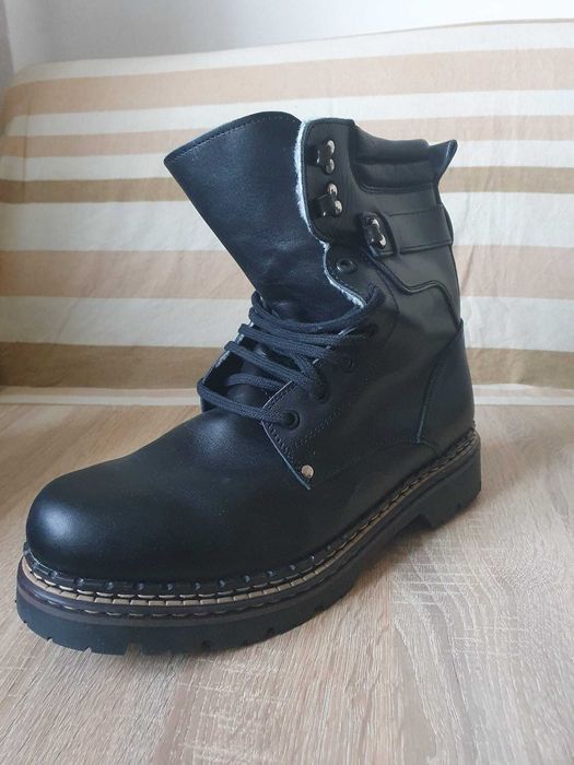 Bocanci noi, de piele, imblaniti, masura 46
