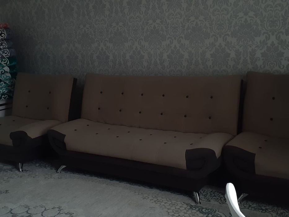 Диван с двумя кресломи