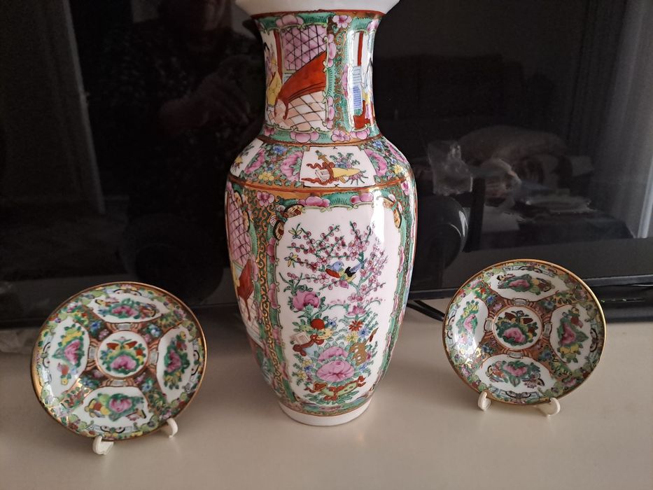 Срочно продаётся ваза и 2 тарелки на подставке новые