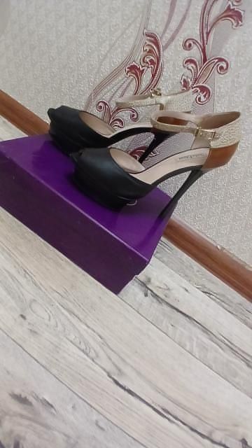 Босоножки на каблуках