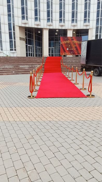 Аренда, прокат красные дородки, стойки указатели, парфлексы