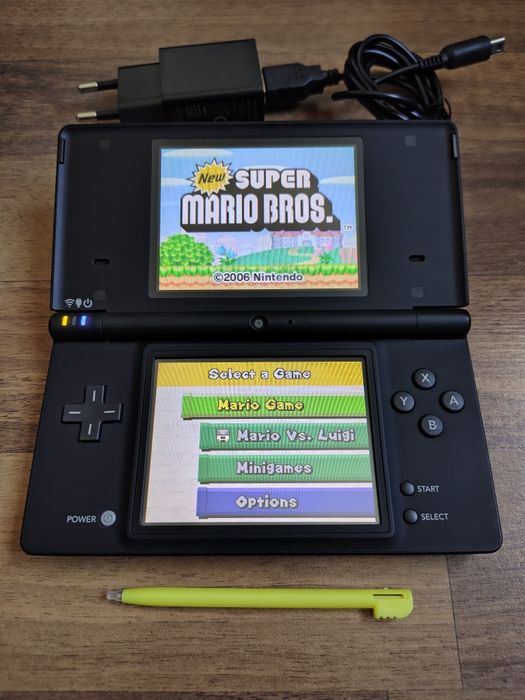 Jucarie Nintendo Dsi modat perfect functional.
100 jocuri(mario,zelda,
