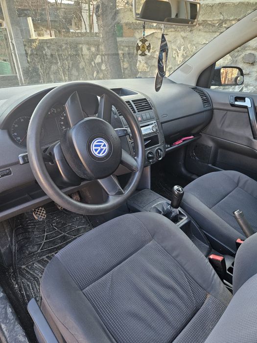 Wolkswagen polo 1.2 benzina an 2003 , 200000 km. 850 €.