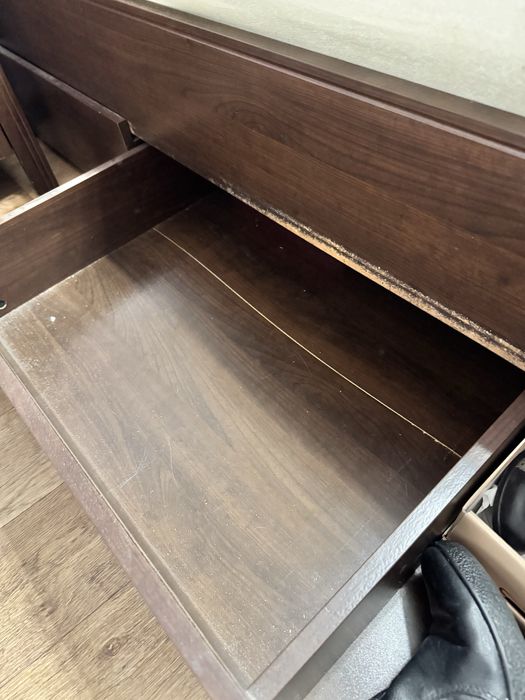 Кровать с двумя тумбочками (Венгрия)