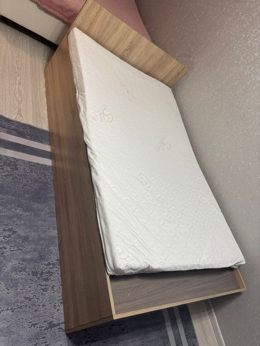 Кровать с матрасом