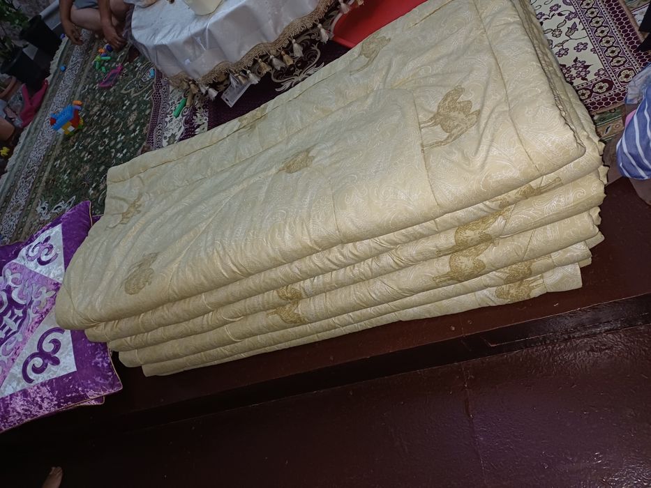 Түйе жүн көрпе сатылады.