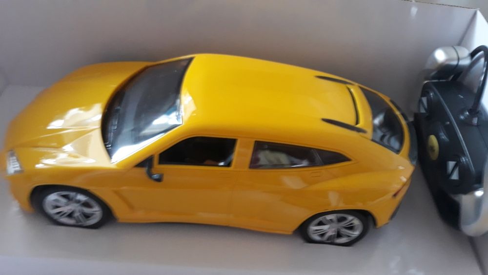 Кола с дистанционно управление и зарядни батерии