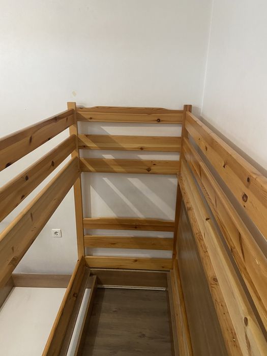 Дървено легло с допълнителни чекмеджета