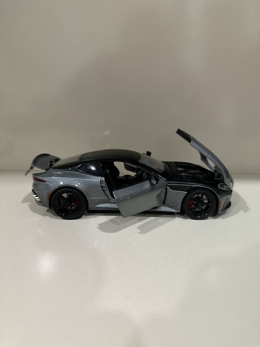 1:24 òlchamdagi sifatli model mashina sotiladi