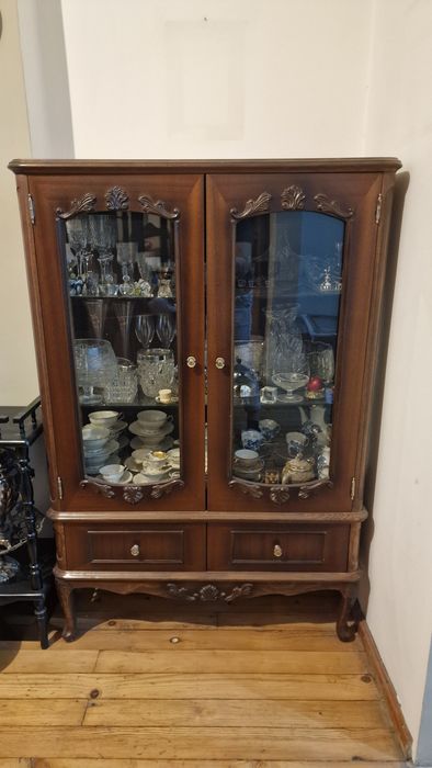 Старинна витрина