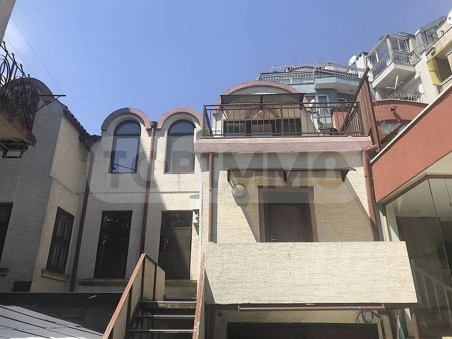 Двуетажна къща под наем близо до Катедралата