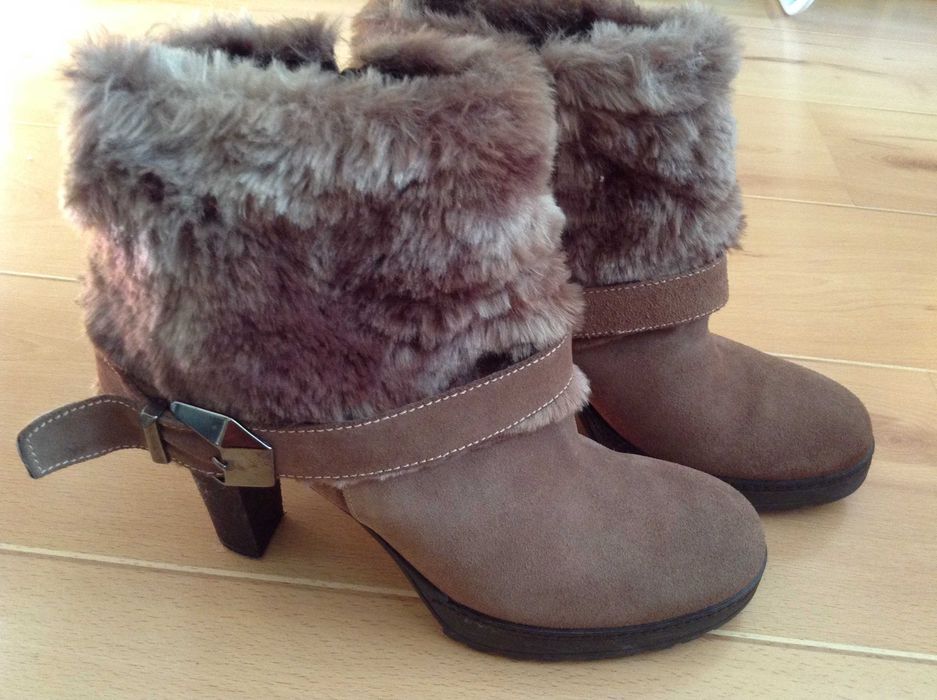 Дамски кафяви велурени боти BATA