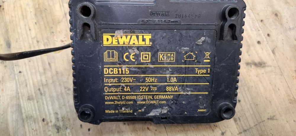Батарея Dewalt с зарядным устройством.