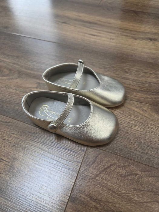 Детски кожени обувки в златист цвят, размер 19