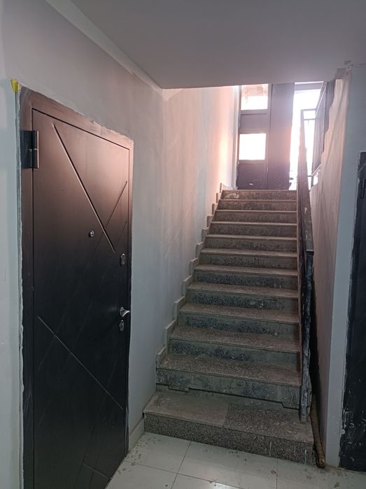 Продаётся квартира 2 комнатная цокольный этаж полу подвал жилой