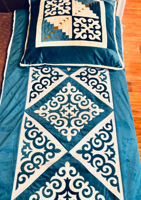 Төр көрпе жастығымен