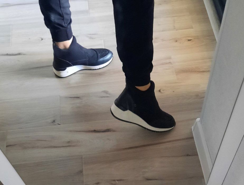 Женские скечерсы