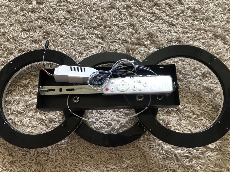 Продам новую люстрю.