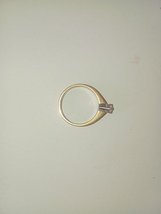 Златен пръстен с диамант