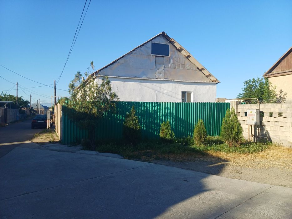 Үй сатылады. Залений районында.