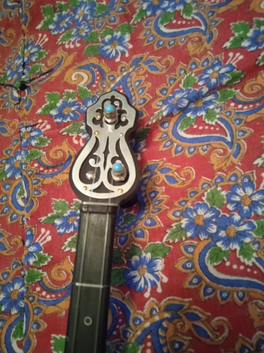 Домбыра сатылады.