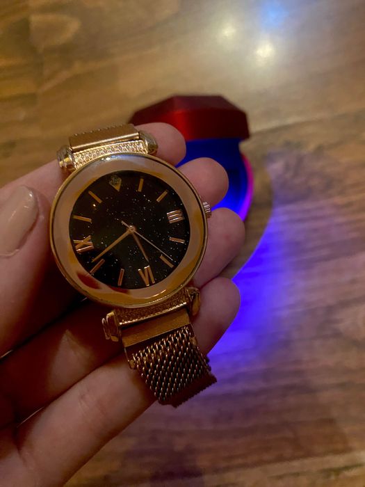 Чисто нов часовник в луксозна кутийка сърчице