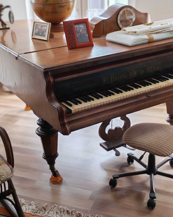 Pian antic cu coadă scurtă F. Burhta (Viena, cca. 1880) – Piesă de colecție / mobilier de epocă