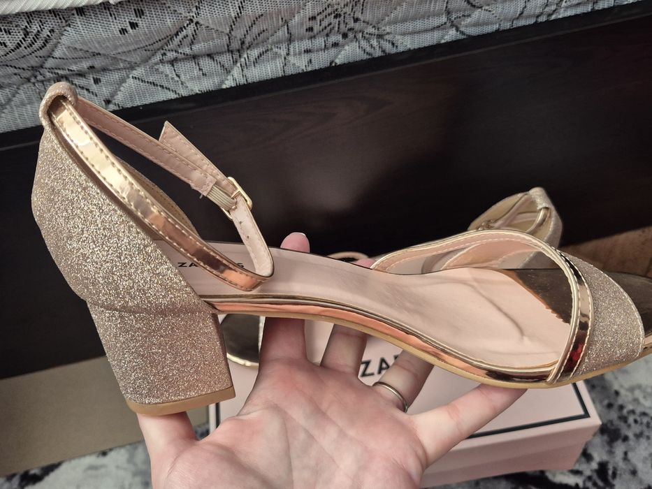 Красиви сандали с брокат