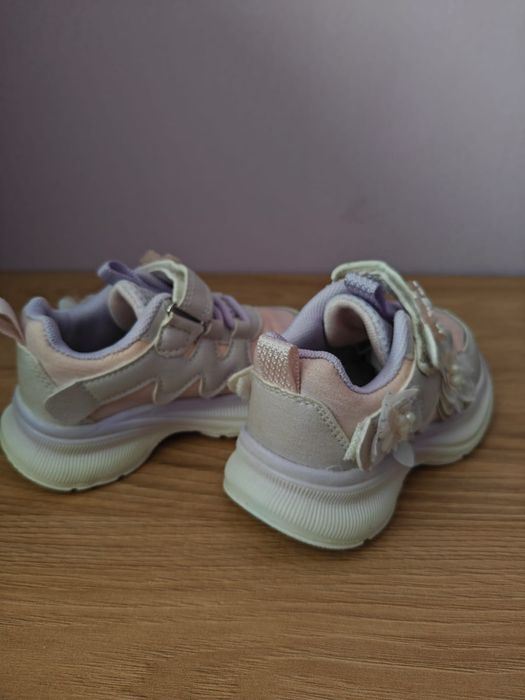 Продам кросовки на девочку