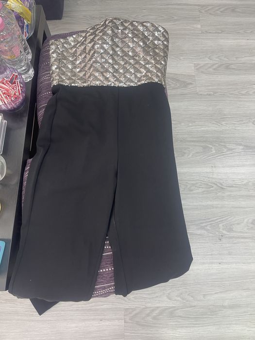 Нов стилен гащеризон Mango с бляскава сребриста горна част