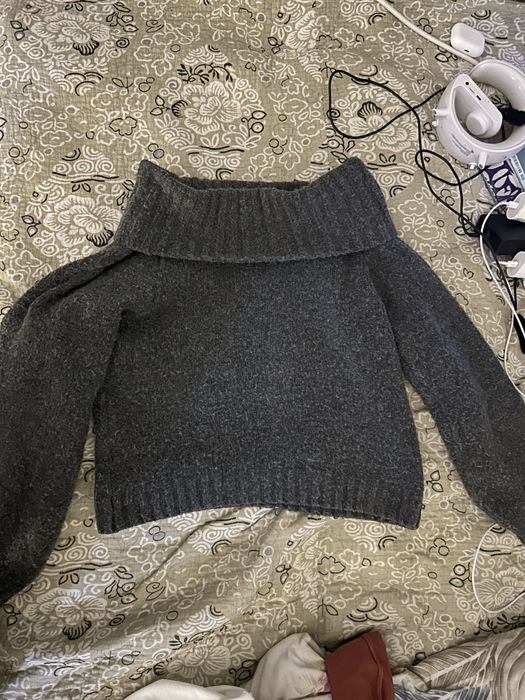 Кофта с открытыми плечами